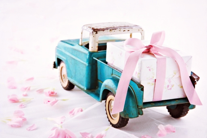 exemple de souvenir original pour remerciement mariage avec petit camion et boîte cadeau en rose et beige