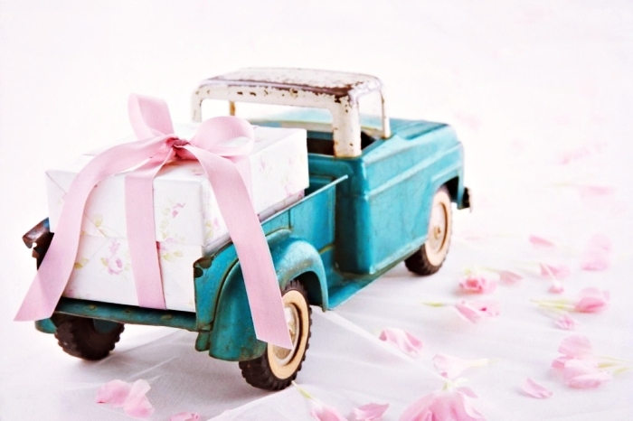 exemple de souvenir original pour remerciement mariage avec petit camion et boîte cadeau en rose et beige