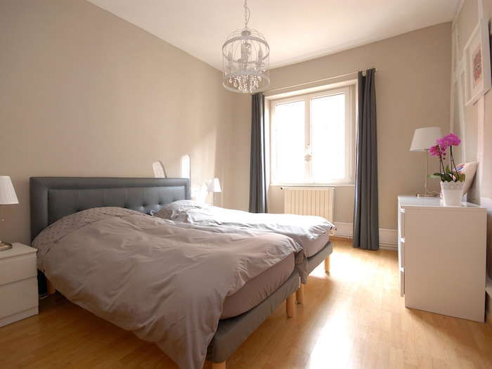 Chambre d'adultes simple avec grand lit gris, table de chevet ikea blanche, deco chambre parentale claire