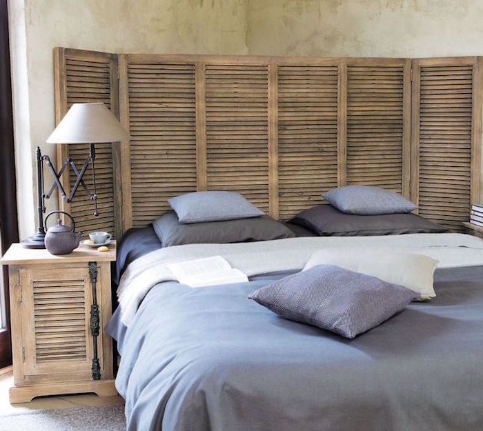 photo de deco de chambre adulte avec table de chevet en bois, séparateur pour chambre parentale, parure de lit bleu et gris