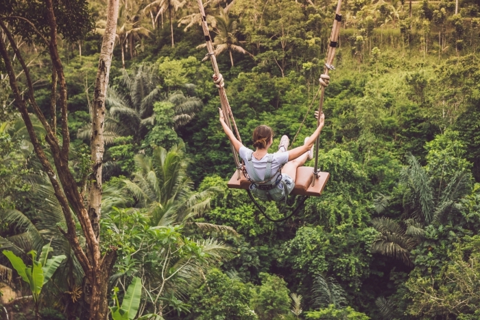 fond d écran zen, photo de loisir amusant avec balançoire aux dessus des arbres en Bali, photo de la nature