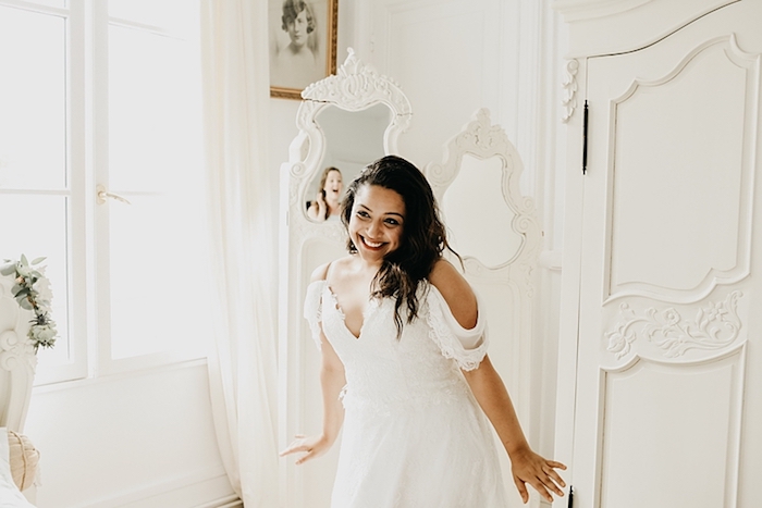 Magnifique photo de la mariée souriante emotion romance robe de mariée dos dentelle robe de mariée champetre chic