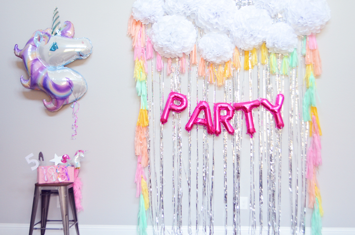 réalisez un photobooth féerique en rideau de franges métallisées et pastel pour animer un anniversaire licorne