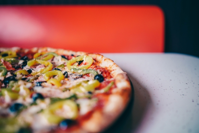 quoi manger ce soir vite fait, recette de pizza facile à la sauce tomate avec morceaux de poivrons verts et olives noirs
