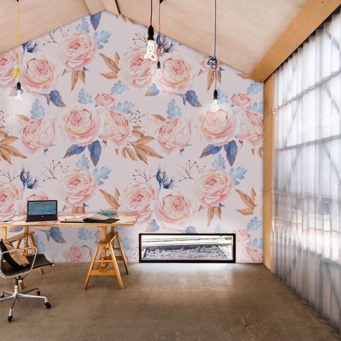 aménagement sous pente avec revêtement de plafond en bois clair et papier peint fleuri de couleur beige et rose pastel