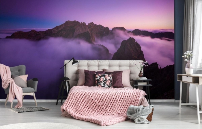 aménagement de chambre à coucher avec meubles blanc et gris, déco murale avec papier peint moderne de couleur ultra violet