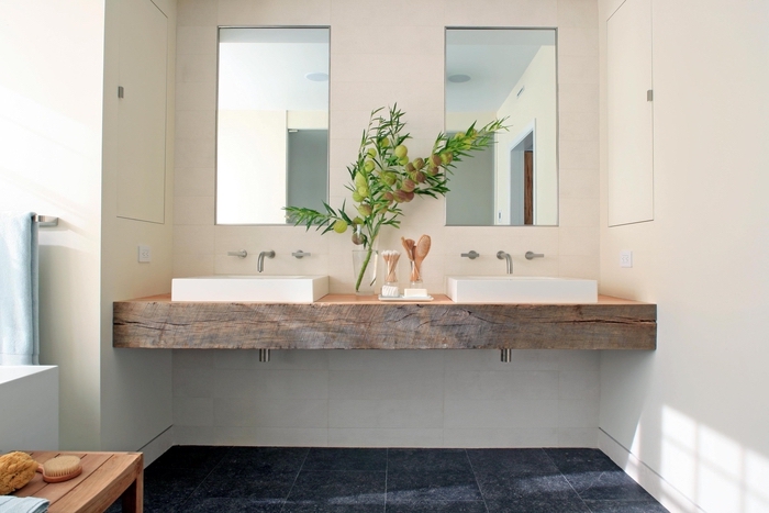 decoration de salle de bain douce et apaisante de style minimaliste et naturel avec un plan-vasque en bois naturel récupéré