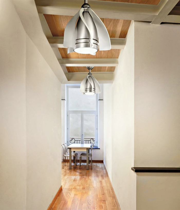 comment decorer un couloir aux murs blancs et plafond en bois avec poutres, modèle de luminaire à design métallique argenté