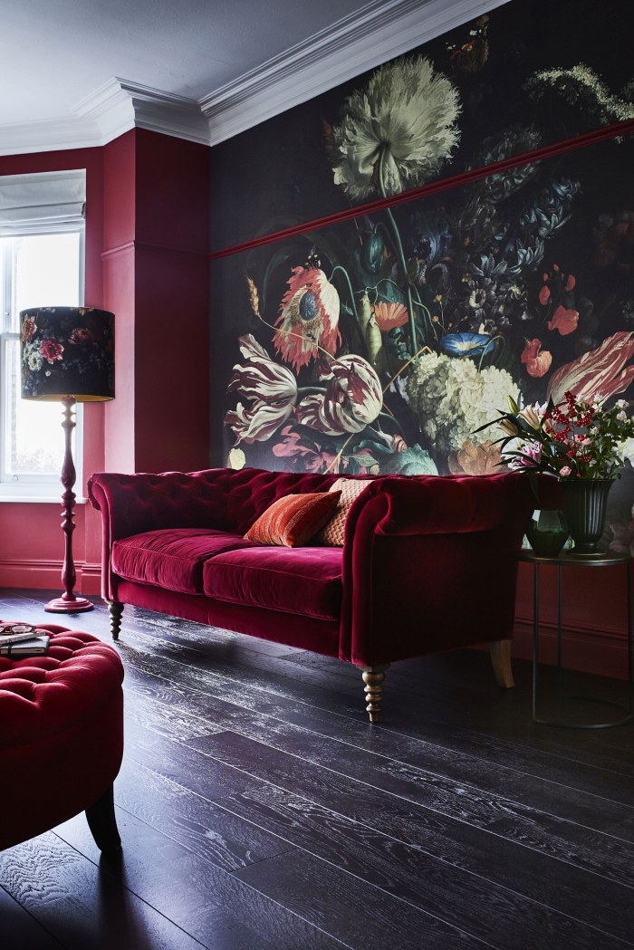 modèle de papier peint noir aux motifs floraux, déco de salon en rouge foncé et noir avec plafond blanc