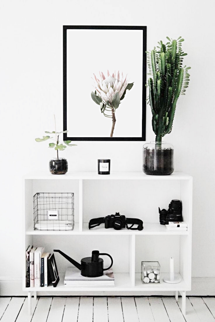 idée de déco minimaliste avec peinture murale et meubles blancs décorés d'objets en noir, meuble de rangement couloir