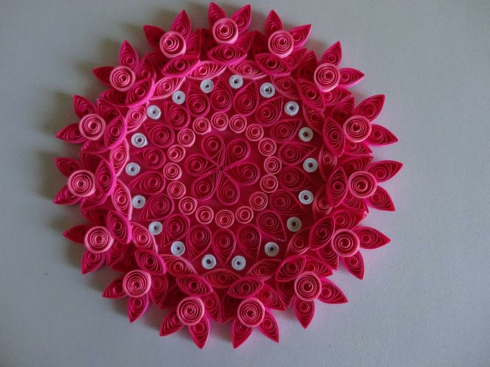 mandala rose, fleur en pétales roses, porte-bougie ou décoration de table ou de mur