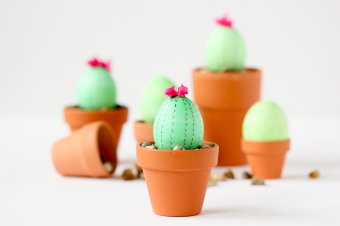 bricolage avec oeuf de paque coloré en vert et décoré en forme de petit cactus à design motifs géométriques réalisés avec marqueur noir
