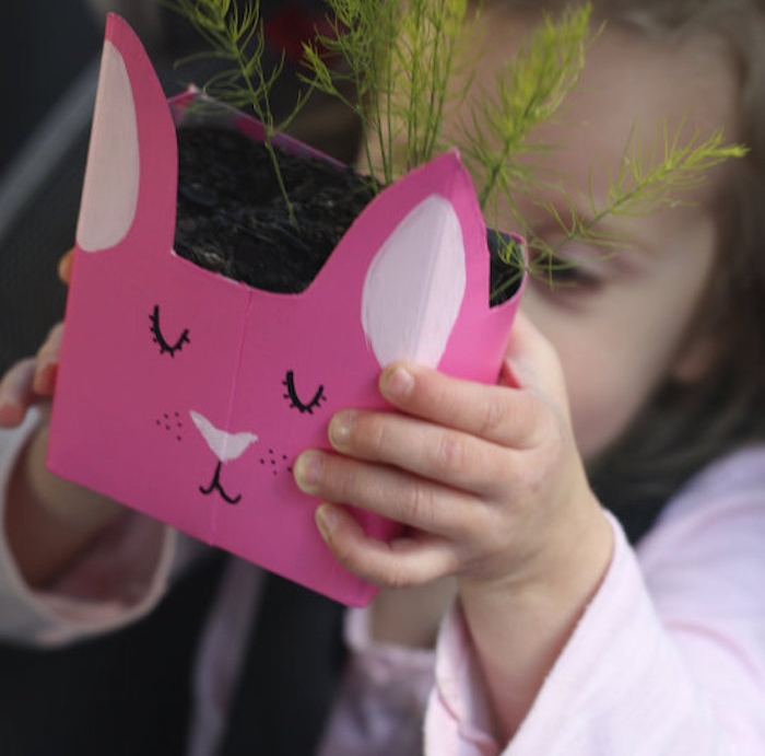 pot de fleur en carton rose avec dessin traits motif lapin de paques, activité créative pour enfant