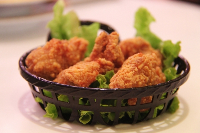 repas du soir entre amis facile avec poulet, poulet à enrobage croustillant avec garniture de salade verte