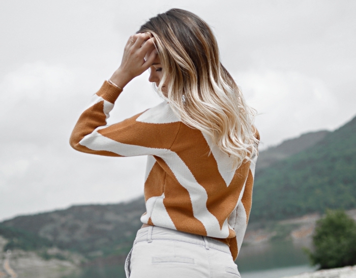 modèle de coloration ombré hair brune aux pointes blond platinum, modèle de blouse blanc et marron combiné avec pantalon blanc femme