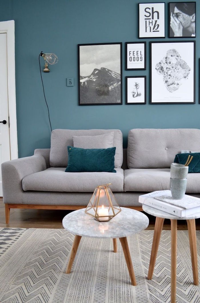 murs de salon bleu canard clair, couleurs pour salon cosy, canapé gris et peinture bleu paon
