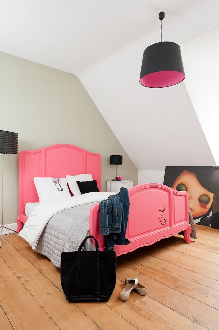 peindre un lit ancien en bois, rose comme couleur chambre parentale, idée de déco originale pour chambre femme adulte
