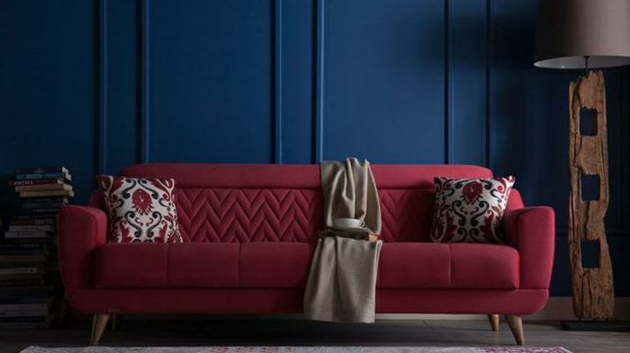 couleur de peinture tendance bleue, sofa couleur rouge, coussins floraux
