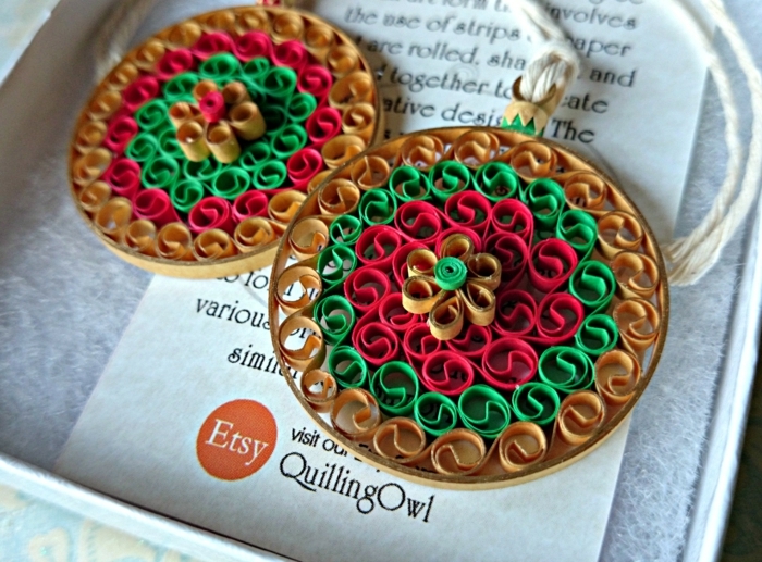 colliers et boucles d'oreilles créés avec quilling, deux pendentifs ronds et colorés