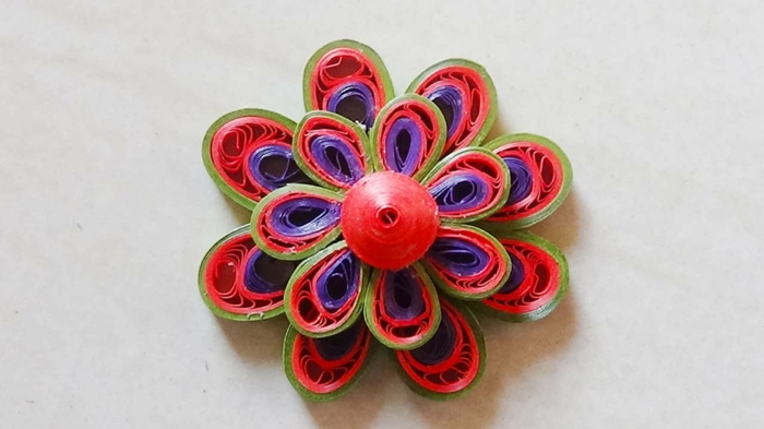 mandala en pétales superposées, fleur symétrique plusieurs couleurs