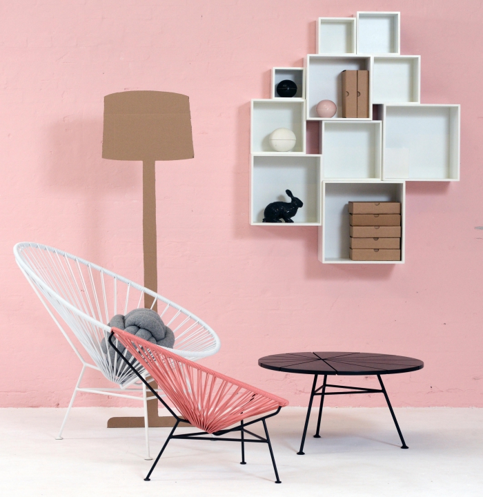 idée pour l'aménagement d'une chambre rose avec rangement mural blanc et chaises de couleur blanc et corail