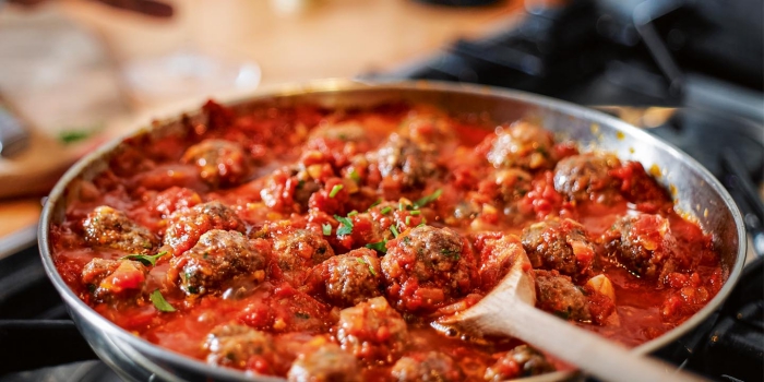 recette rapide pour le soir de la cuisine italienne, comment préparer spaghettis à la sauce tomate avec boules de viande hachée
