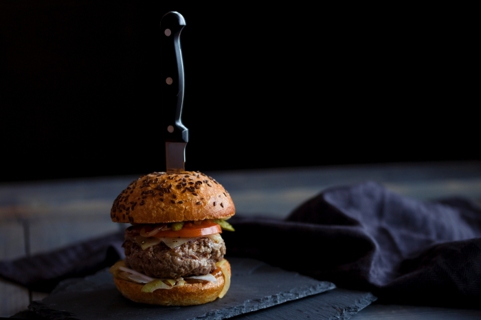 recette diner facile avec pain de hamburger, burger avec boule de boeuf et légume grillés tomates oignons rôti