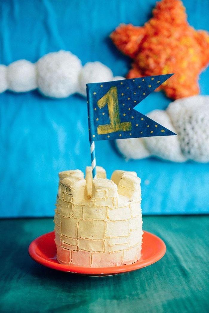 recette de gateau d'anniversaire sans gluten pour le premier anniversaire de votre petit garçon, gâteau d'anniversaire 1 an en forme de petit château recouvert de glaçage au sirop d'érable