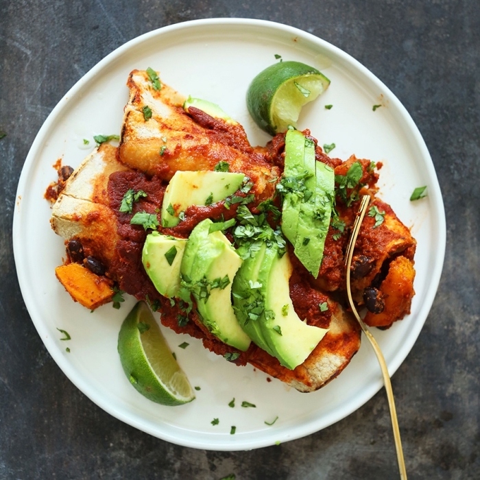 idee repas soir entre amis, recette facile pour préparer des enchiladas à la courge et aux haricots noirs avec herbes fraîches