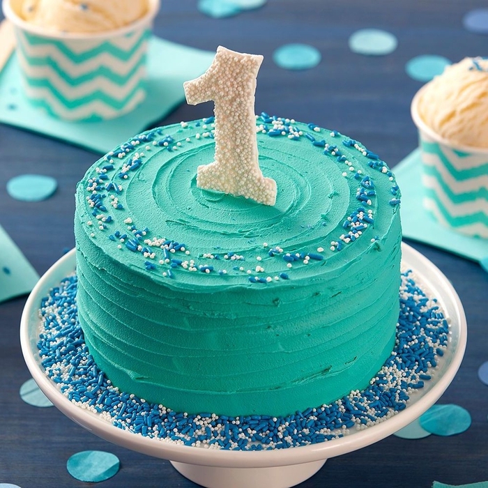 un gateau anniversaire 1 an facile à préparer recouvert de glaçage bleu turquoise idéal pour une séance smash cake 