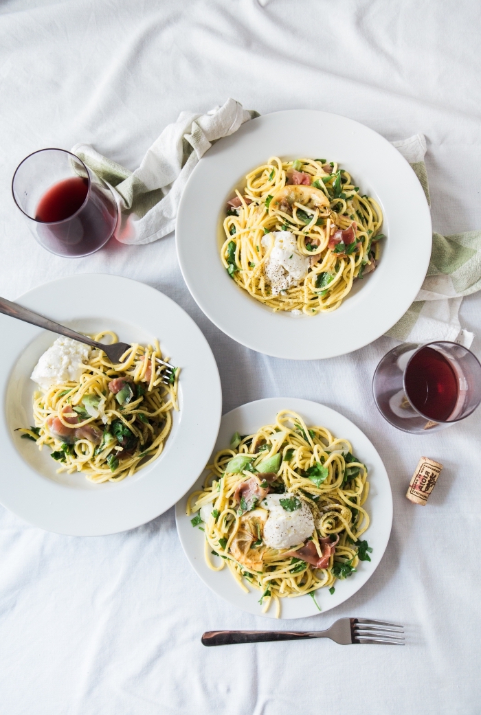 repas du soir entre amis avec pasta et verre de vin rouge, préparer vite spaghetti au fromage et herbes vertes