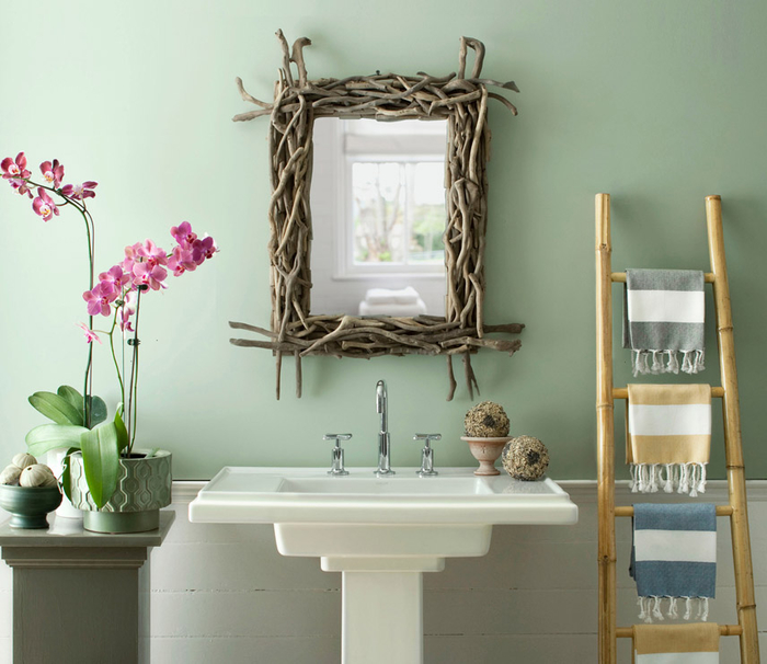 idée pour relooker salle de bain avec un petit budget à l'aide des matériaux récup comme ce cadre de miroir en bois flotté qui s'inscrit parfaitement dans l'ambiance nature