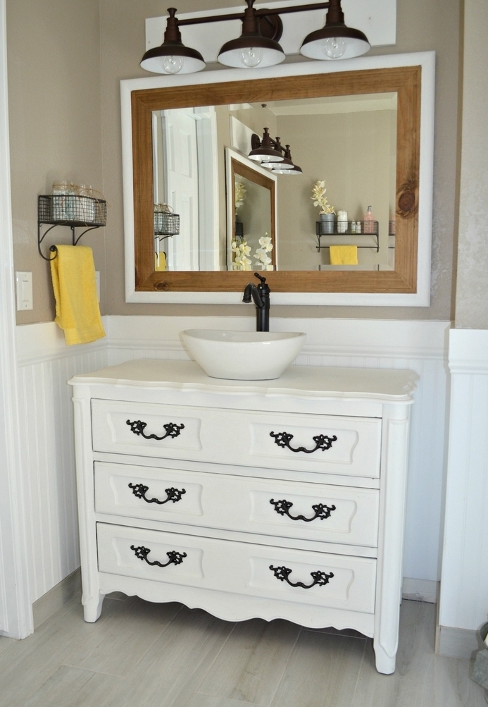 fabriquer un meuble salle de bain à partir d'une commode ancienne à tiroirs relookée grâce à la peinture blanche et la vasque à poser au design bol tendance