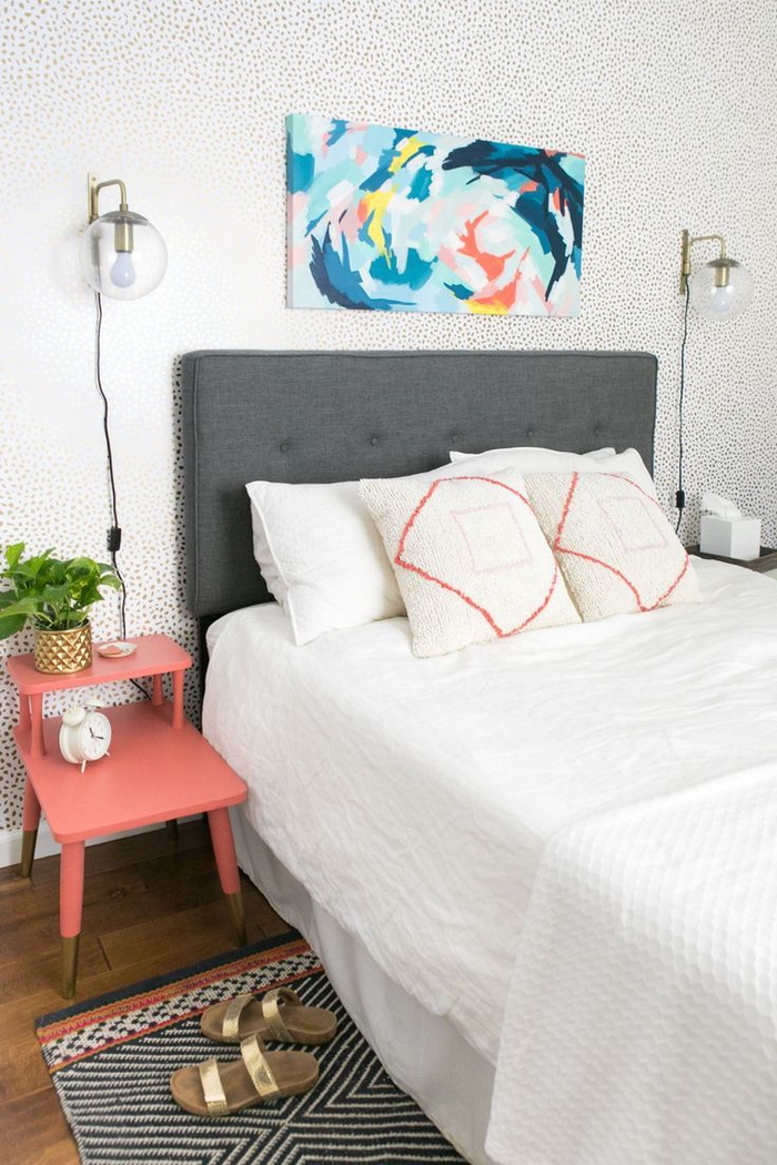 relooker une chambre a coucher moderne grâce à des touches colorées au mur et dans la déco
