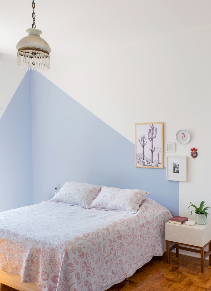 deco de chambre adulte d esprit minimaliste dynamisée par un mur géométrique en bleu pastel et des cadres déco dépareillés
