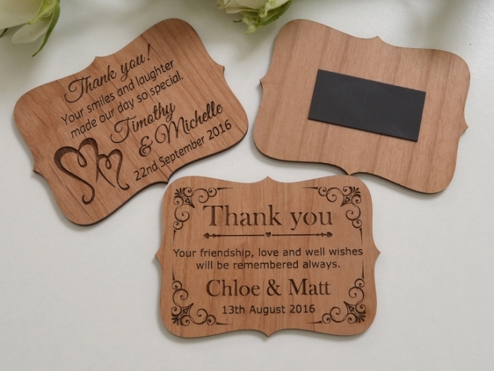 exemple de cadeau mariage invité, aimant souvenir de bois avec gravure aux mots doux et remerciements pour les invités
