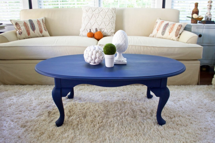 un salon en beige clair, renover table en bois avec peinture bleue, tapis moelleux beige clair