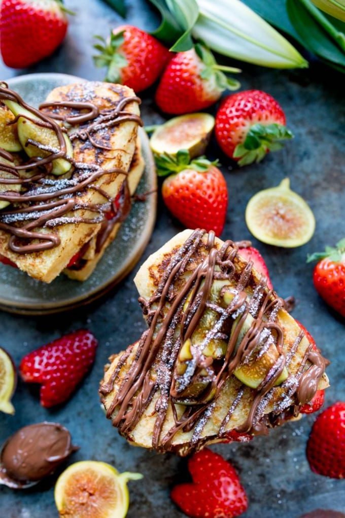 recette au nutella pour un petit-déjeuner gourmand à deux, recette de pain perdu au chocolat et fraises en forme de coeur