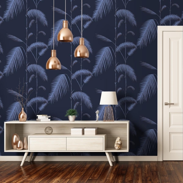 modèle de papier peint jungle tropicale de couleur bleu foncé et gris, déco intérieur moderne avec meubles de bois clair et accessoires de cuivre