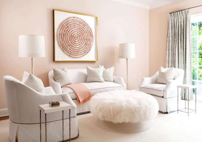 déco de salon aux murs rose pastel avec meubles blancs et lampes sur pieds blanches, peinture avec cadre doré