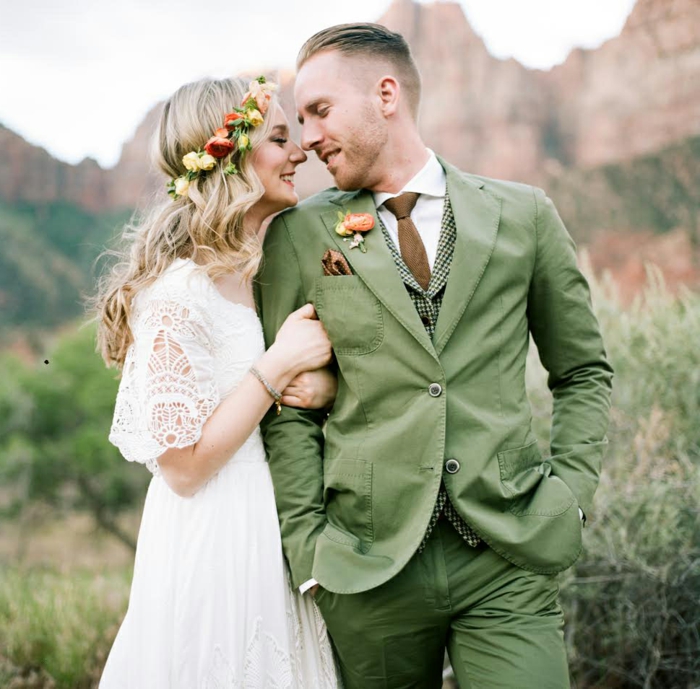 une couronne de fleurs romantique, manches fluides, jupe fluide, costume de marié vert olive