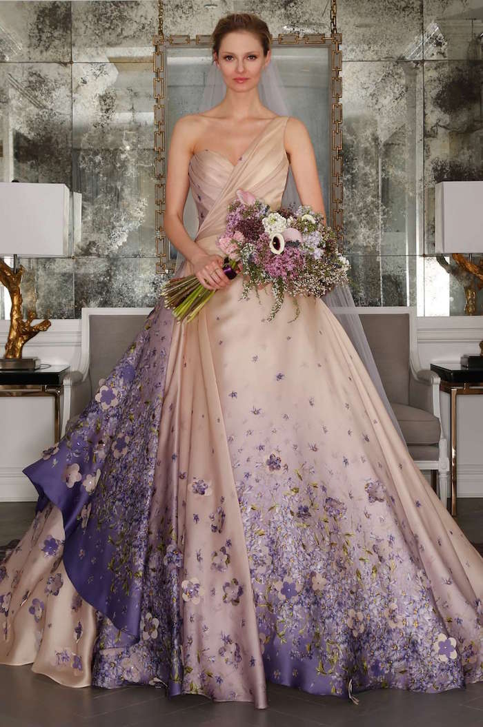 idées robe de mariée couleur beige et violet, grande robe fleurie pour mariage 