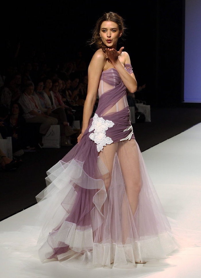 quelle robe de mariee courte originale, robe mariage sexy violette avec viole pour jambes