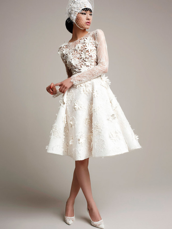 modele robe de mariée courte en dentelle luxe pour mariage avec manches longues