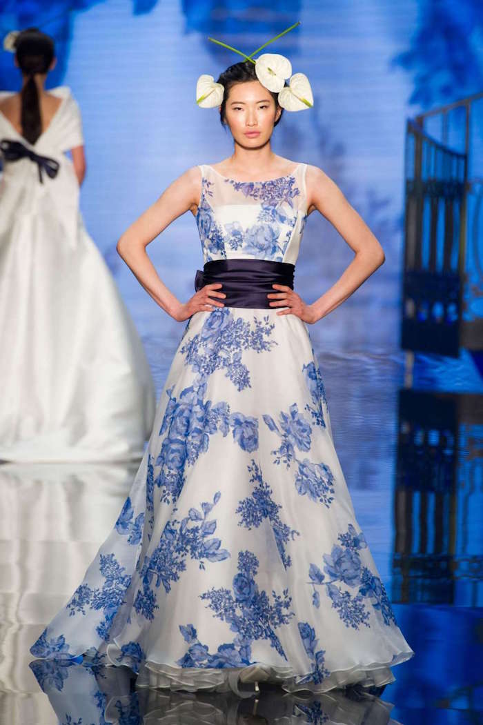 robe originale blanc et bleu fleurie avec fleurs, robe mariage style champetre boheme