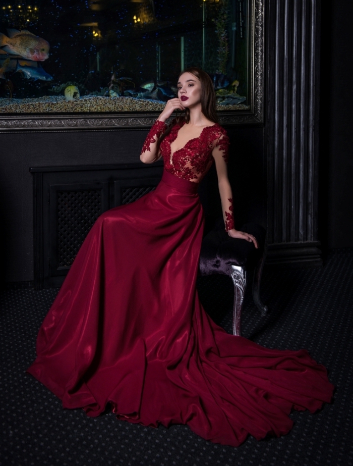 modèle de robe fantaisie de couleur rouge bordeaux à manches longues avec décolleté en v et décoration en dentelle florale