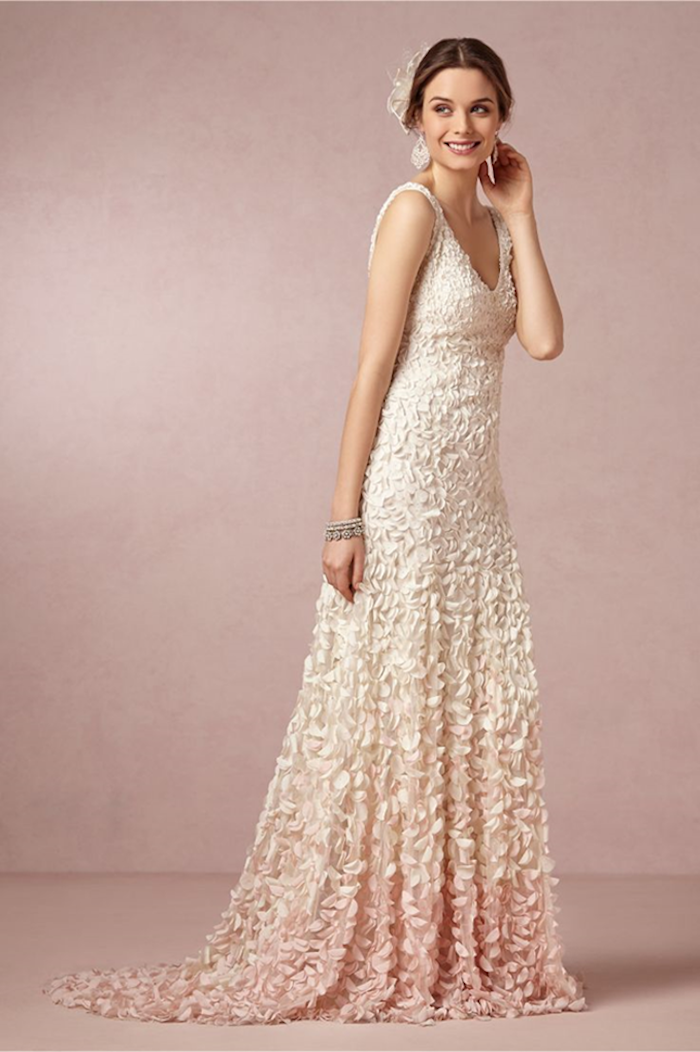 robe de mariée civile blanche et rose en dégradé, tenue boheme pour mariage champetre
