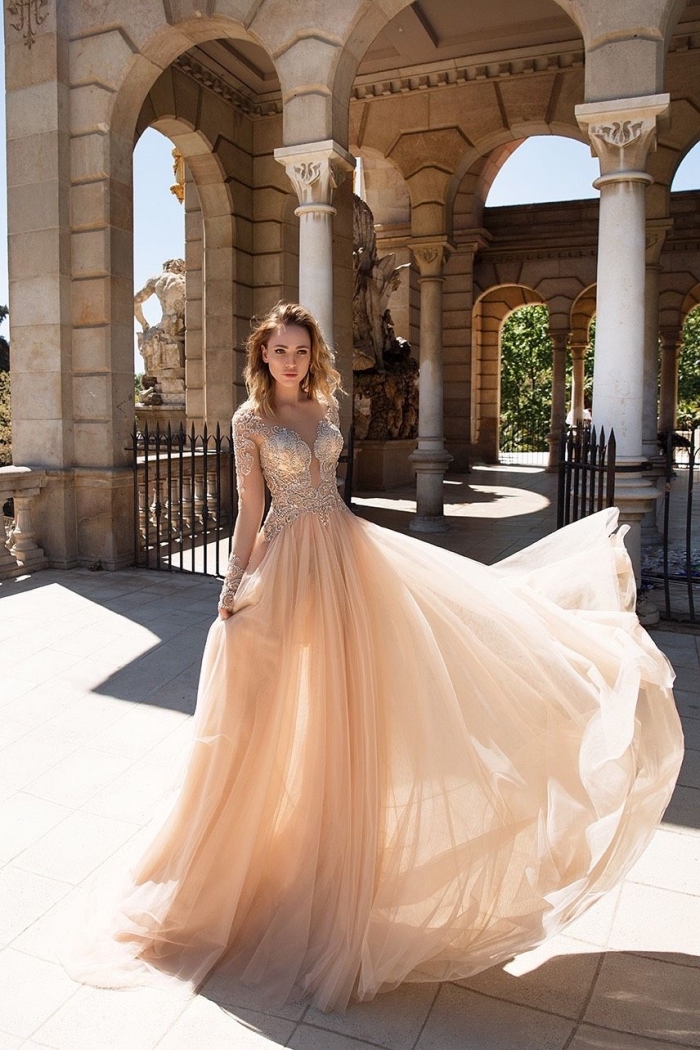 vision de princesse avec robe longue à haut en manches longues à design transparent et jupe en tulle pastel