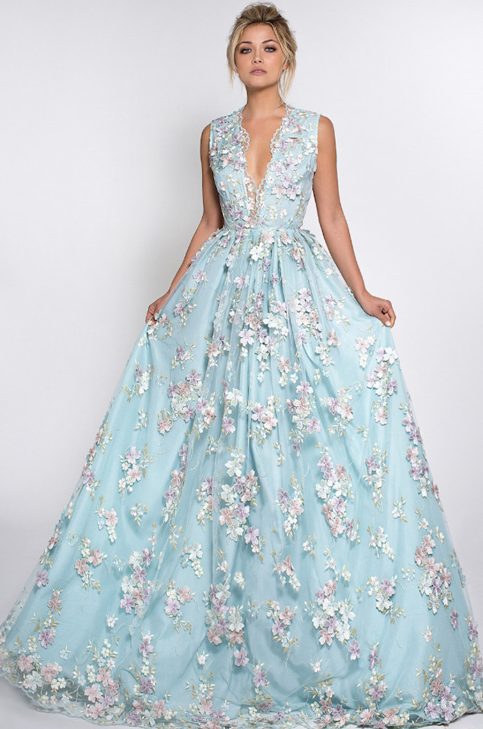 robe mariee boheme longue bleu ciel et fleurie avec decollete pour mariage champetre
