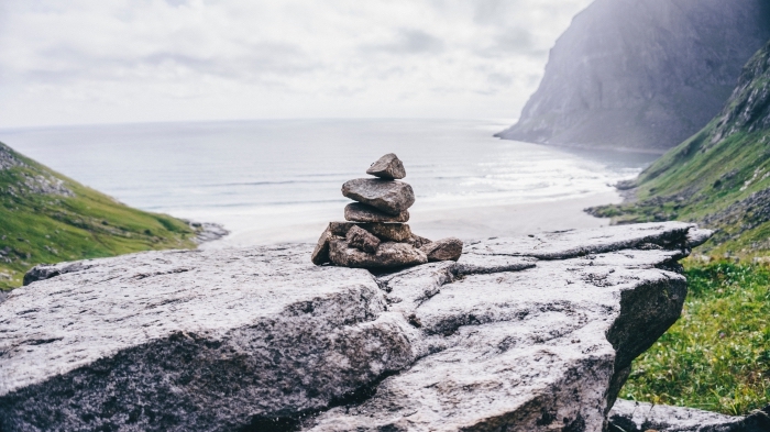 joli fond d écran de nature, ambiance zen en plein air au bord de la mer, arrangement pierres de façon ambiance zen